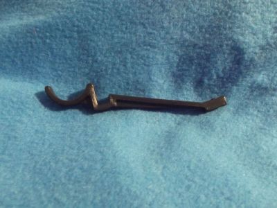 curved thumb latch for vertical slider